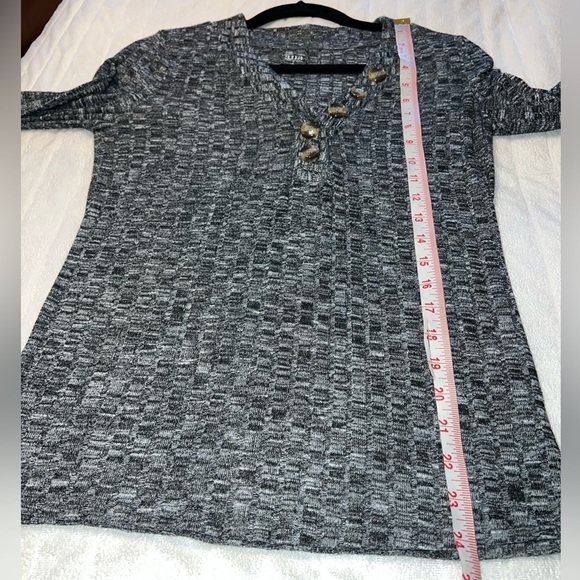 WOMEN'S Ana Vneck top size small - Picture 6 of 6